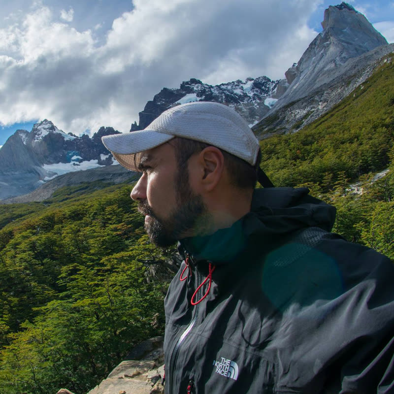 Luis Romero, WroKeN, con jockey blanco frente a montañas nevadas y bosque